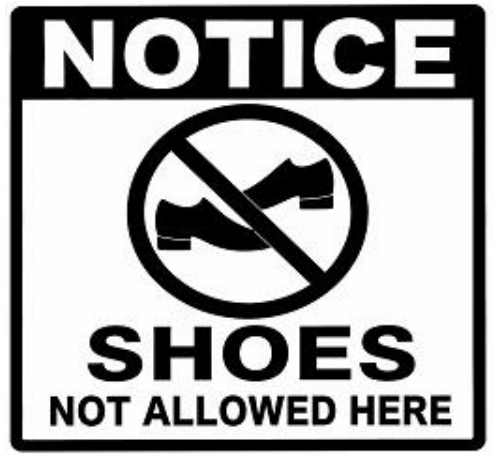 Biển NOTICE có hình chiếc giày bị gạch chéo trong vòng tròn, dòng chữ SHOES NOT ALLOWED HERE
